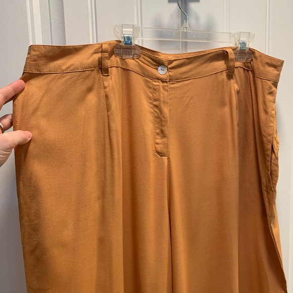 Bombay & Paisley capris. Caramel colored. Wide leg capri pants. Size Large. - Picture 3 of 11